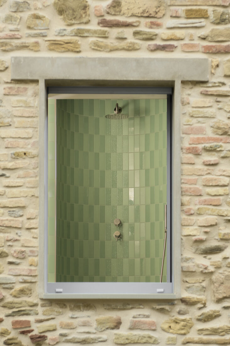 a view of the shower from the exterior. 27