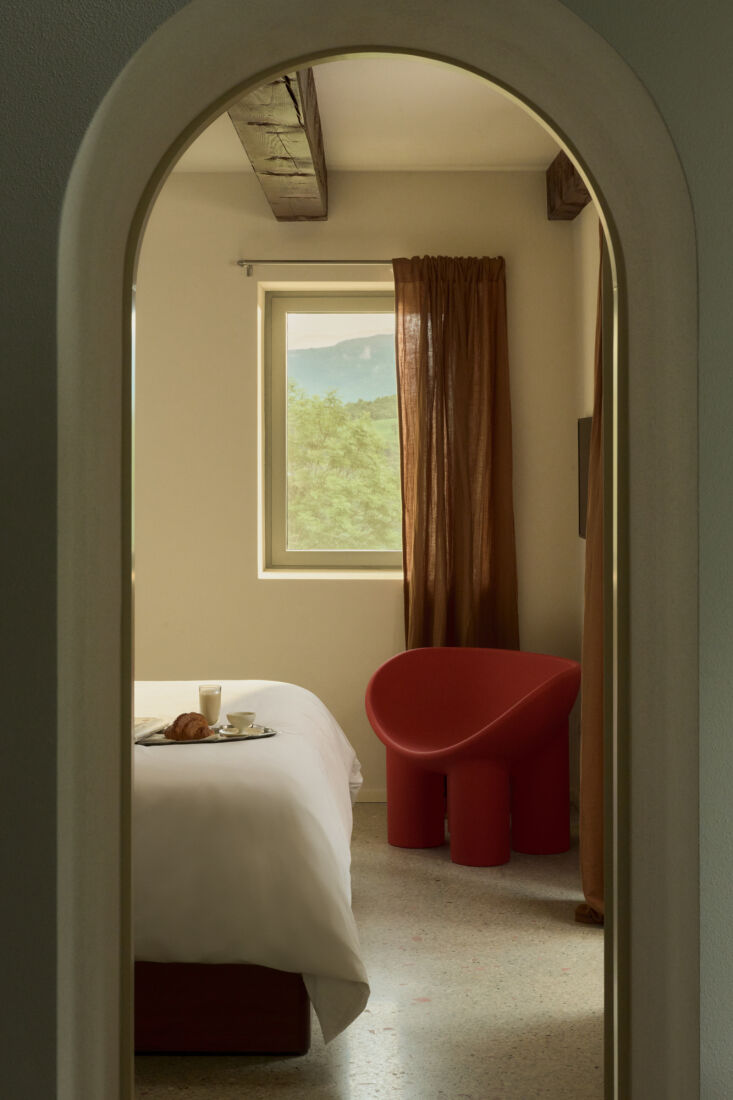 faye Toogood trae un potente 22 con silla de poliéster roja para driade