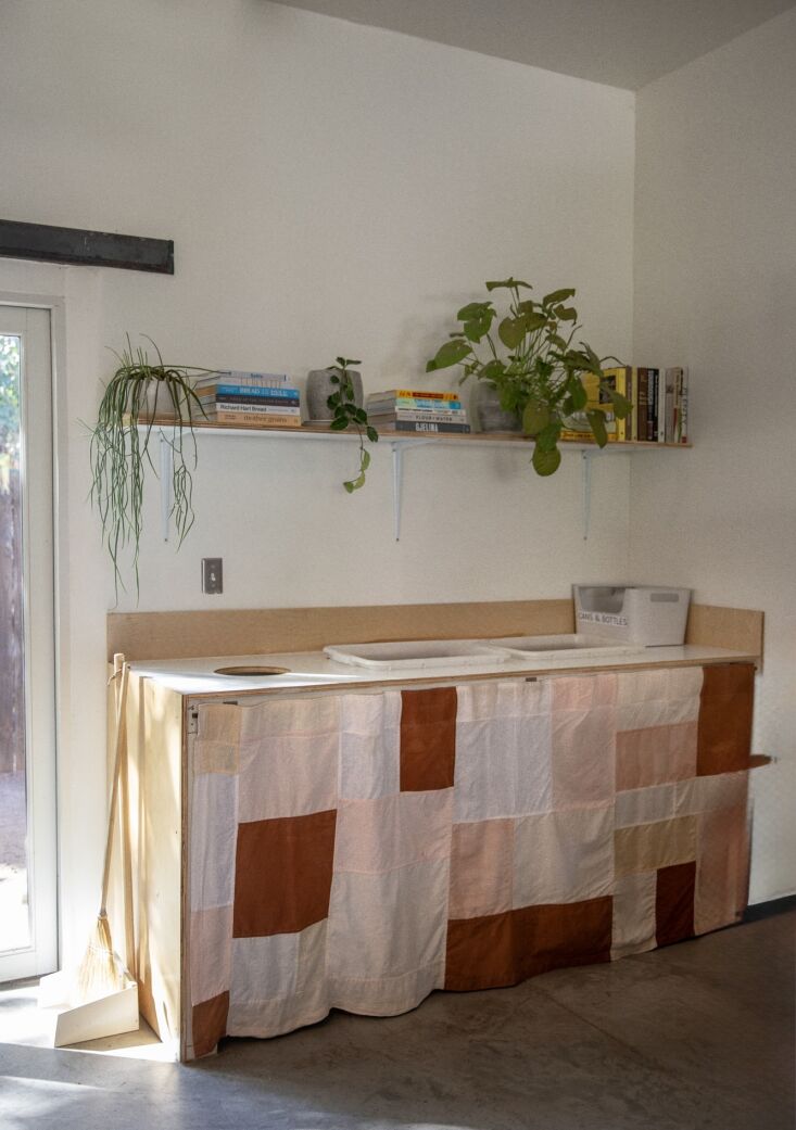 Blaha a menudo crea piezas de mosaico a partir de objetos sobrantes que colecciona. Se teñió bre 20