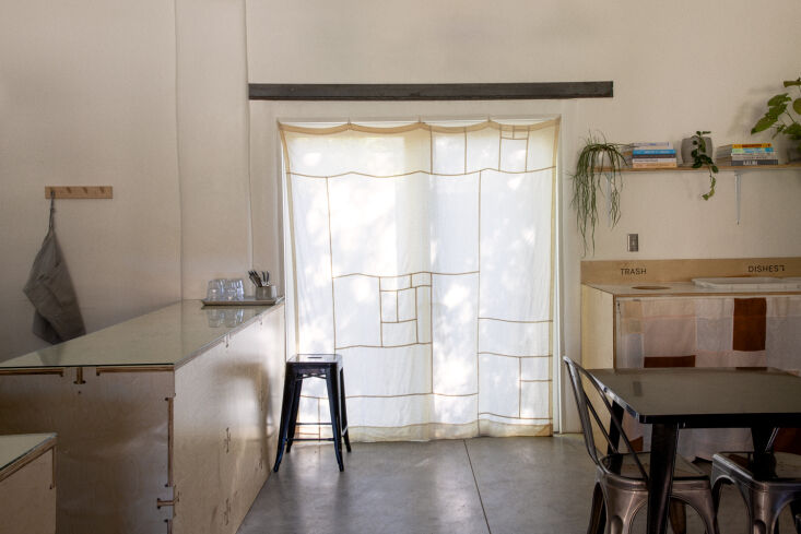 El artista y diseñador de vestuario Joey Blaha recibió el encargo de crear estos pojagi st 19.