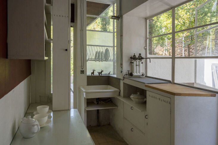 gray retained some of her aristocratic roots when she opted to keep the kitchen 24