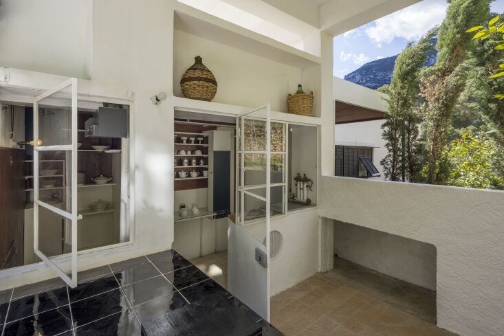 the kitchen shelving is piet mondrian esque, no doubt inspired by gray’s appr 25