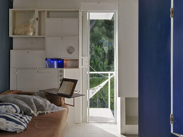 gray created an alcove that can be used for lounging or turn into a thoughtful 29