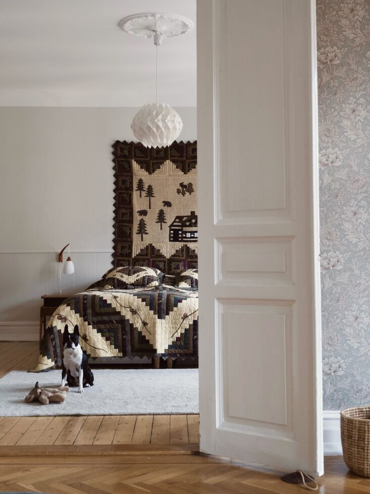 the star attractions in elisabeth and dennis\2\17;s room are a pair of h 27