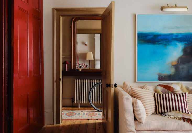 the view from the living room to the entry hall. the designers\2\17; use 17