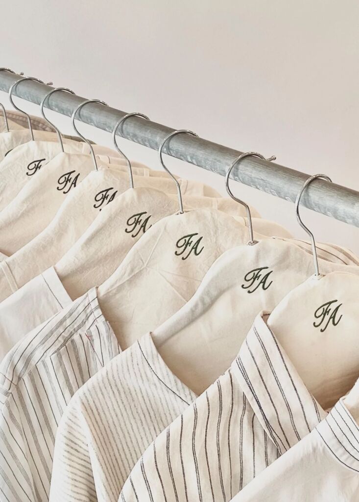 Bueno, estas fundas para perchas tradicionales de Flora son un poco extravagantes