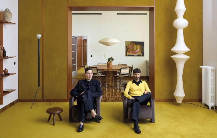 Farresin y trimarchi se sientan en su apartamento decorado en 17 tonos amarillos