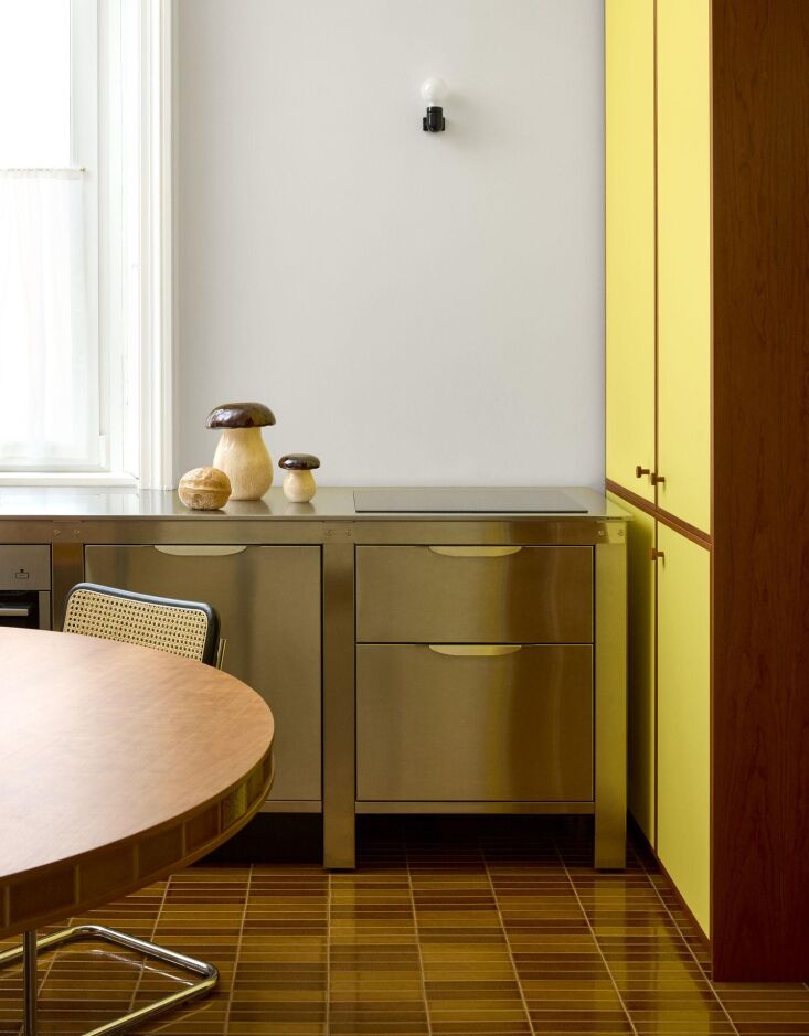 En casa, los diseñadores integraron un modelo muy sencillo de acero inoxidable: el Kit 19