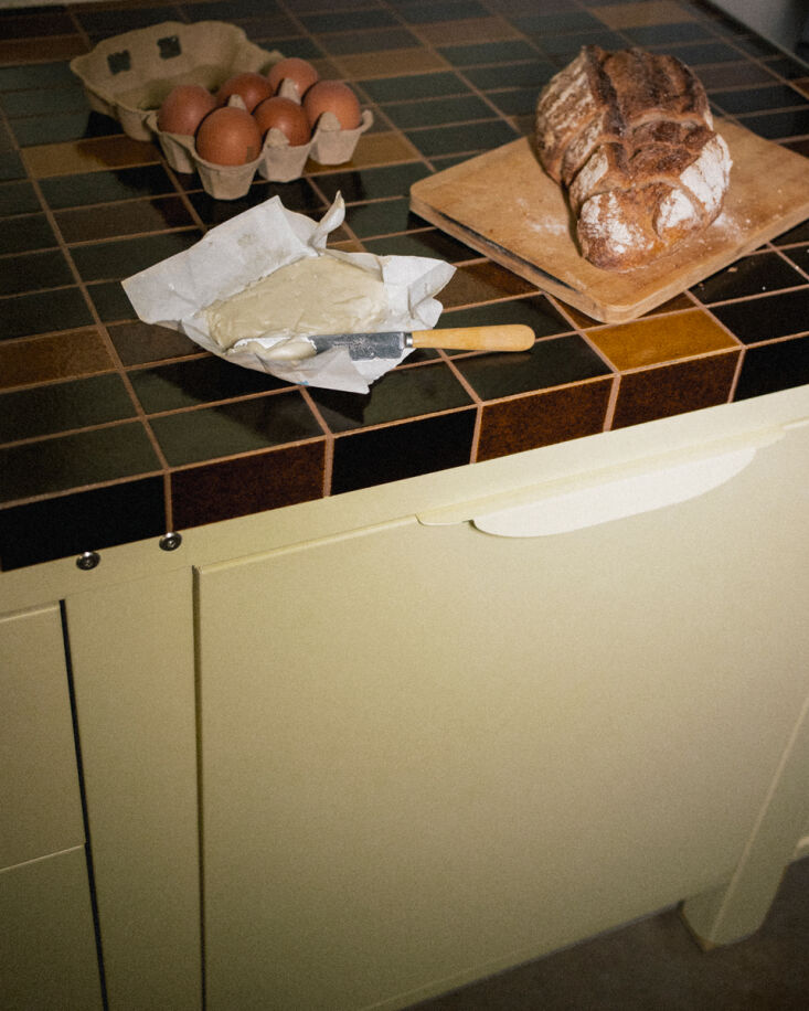 Una mirada más cercana a las tejas vidriadas de ceniza volcánica. No 22