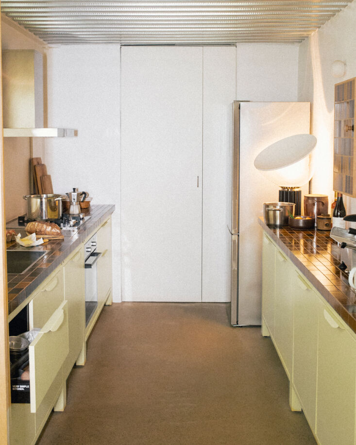 La vista desde la cocina es más amplia. cocina iluminada por lámparas taccia, diseño 23