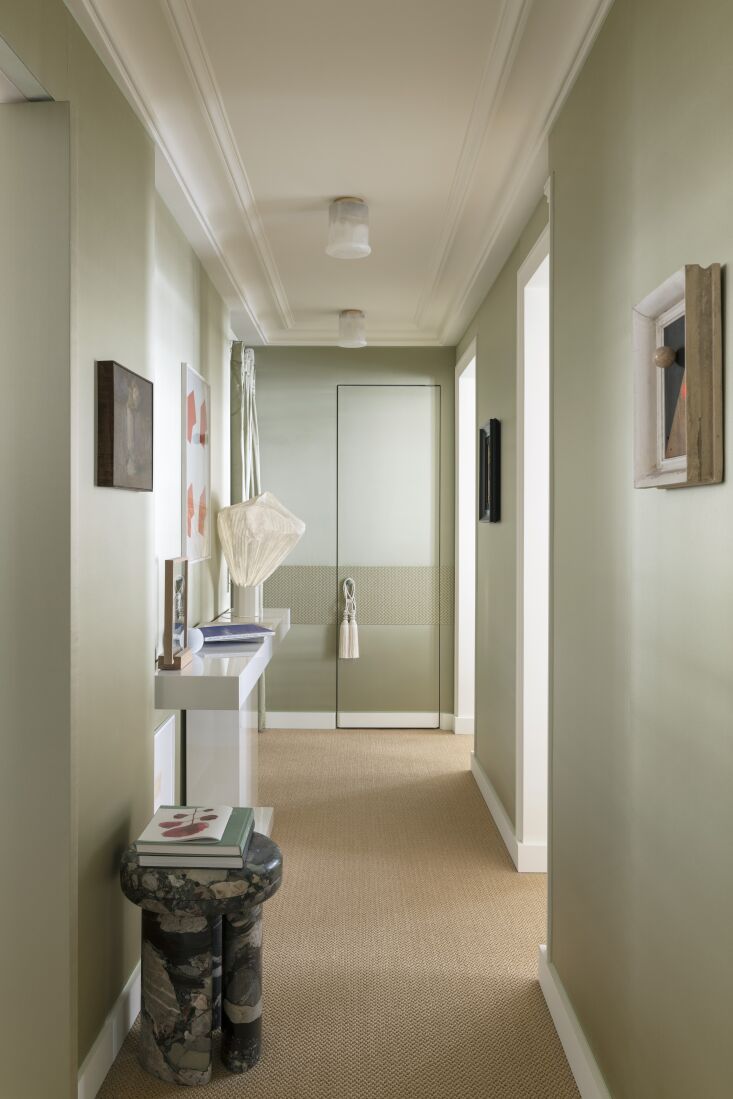 El pasillo combina Dead Flat Farrow & Ball Paint con Holland & Sherry F 17