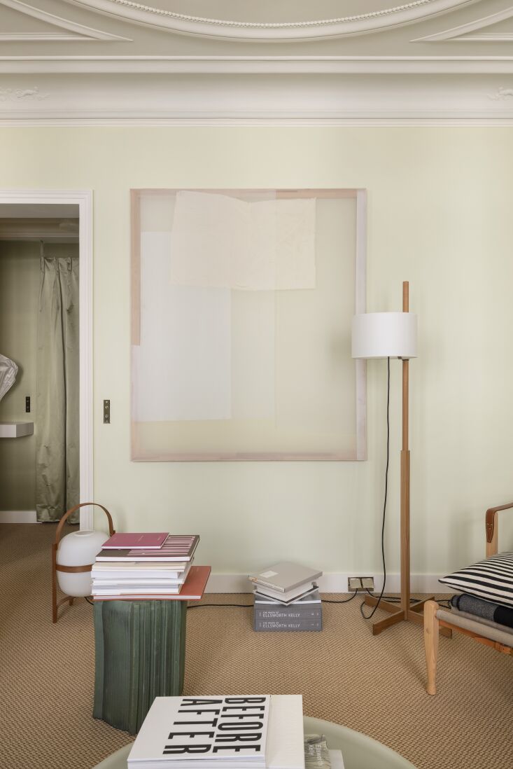 montones de libros de diseño y esculturas de ónix de balzano \2\17;s xx 20