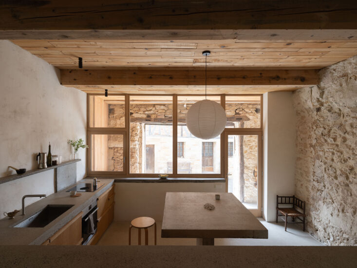 Con el salón/comedor elevado, se pueden ver 22 personas desde la mesa del comedor.