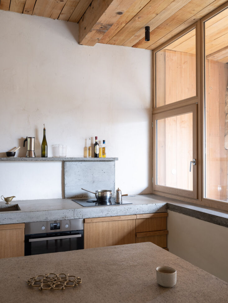 La cocina eléctrica es de electrodomésticos Bora y el horno es AEG. 20