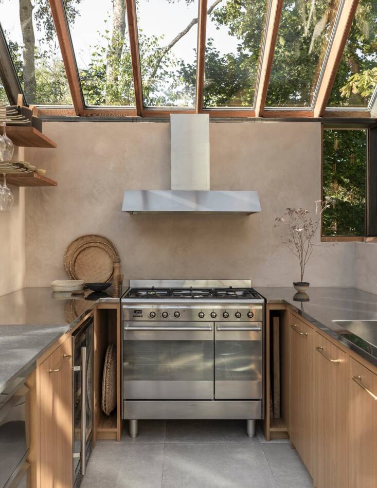 the stove is by smeg and the range hood is by fjäråskupan. 21