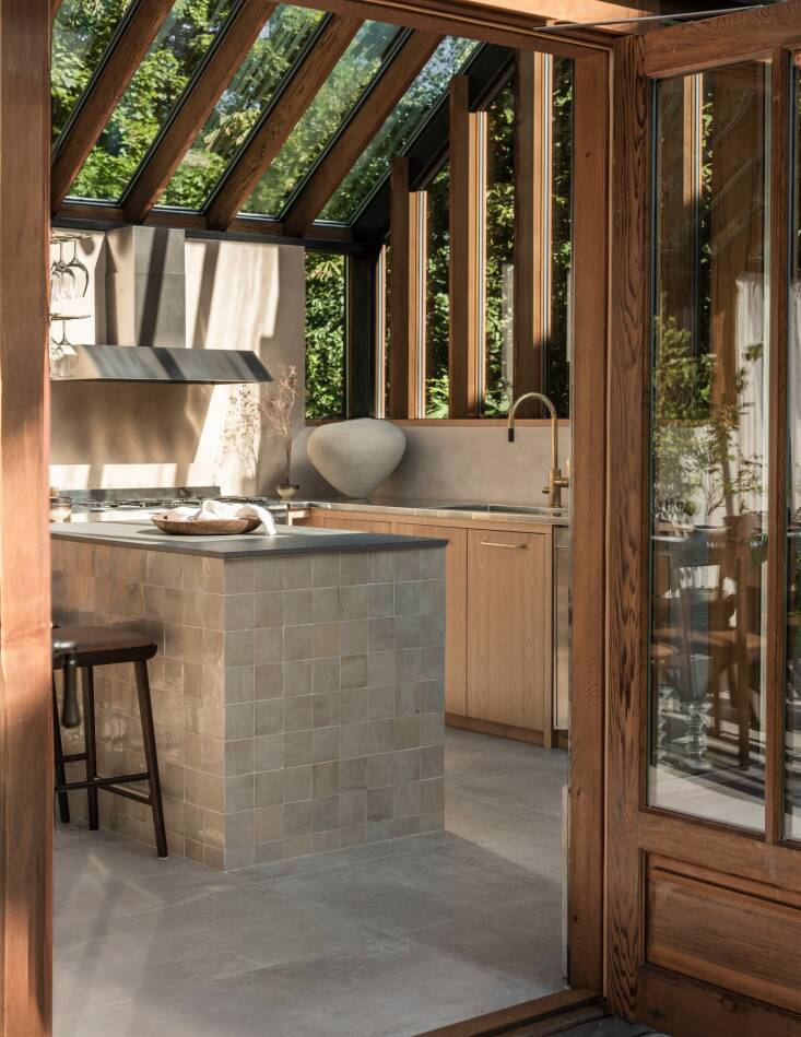 En un extremo de la estancia hay una pequeña cocina en forma de U. Cubierta de azulejos franceses hecha a mano 18