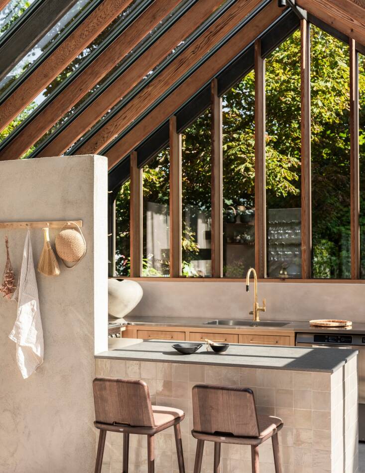 Una península linda con una media pared que separa el espacio para cocinar del resto del área 19