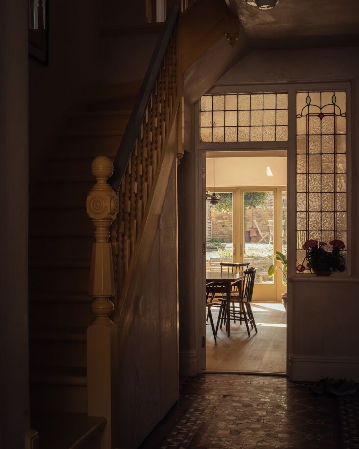 El vestíbulo principal cuenta con una escalera bien conservada y vidrieras que dan a la ampliación. 20