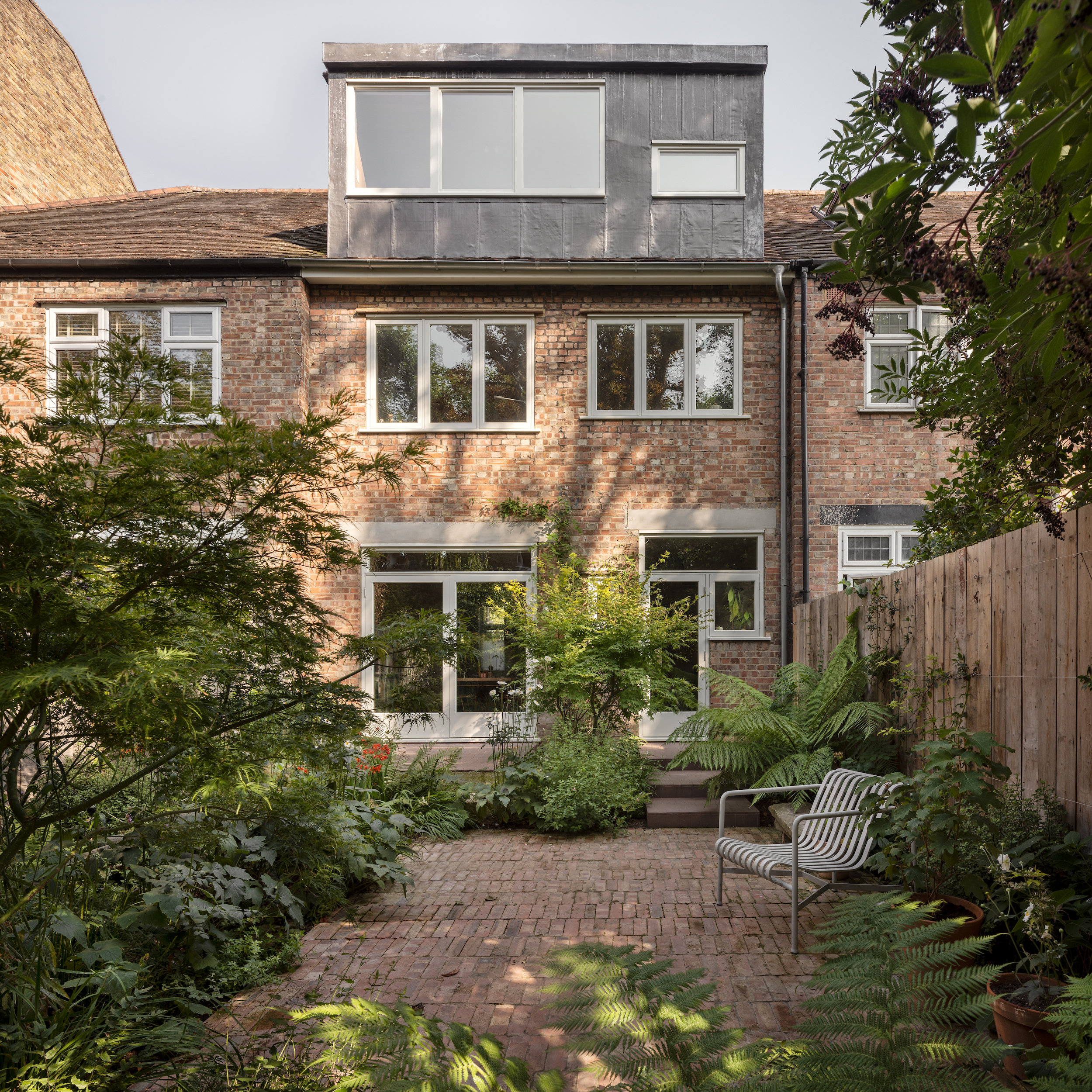 A WellPreserved ArtsandCrafts Home in London for a Pair of Architects portrait 8 17