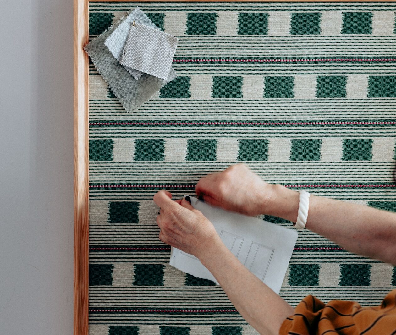 pinboard green hands  