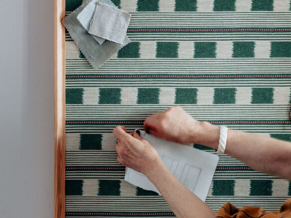 pinboard green hands  