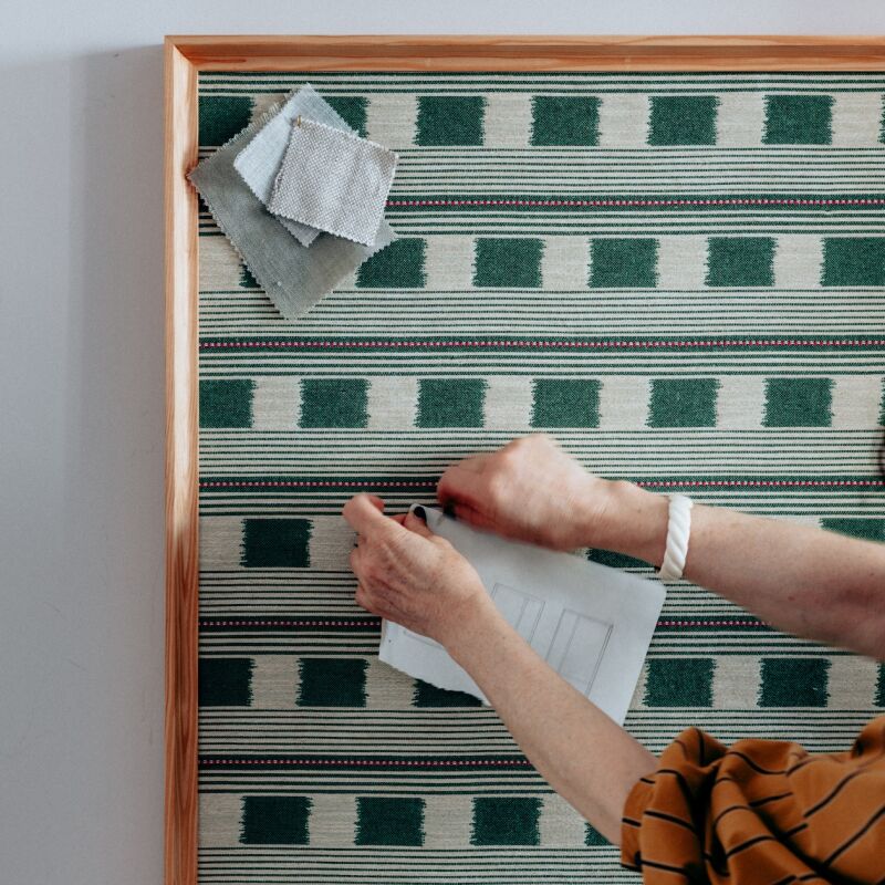 pinboard green hands  