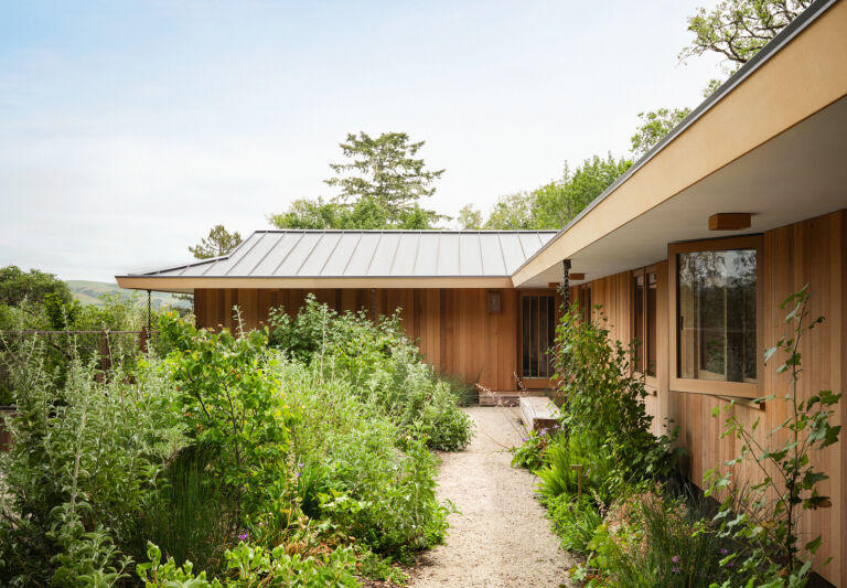 A Rambler, Reconsidered: A 1959 Ranch House in West Marin by Commune Design