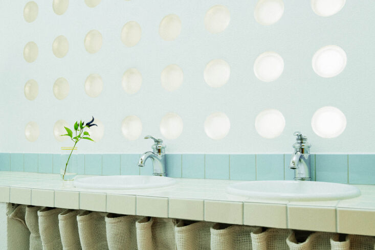 the glass blocks \2\20;form a true wall of light,\2\2\1; says sul 25