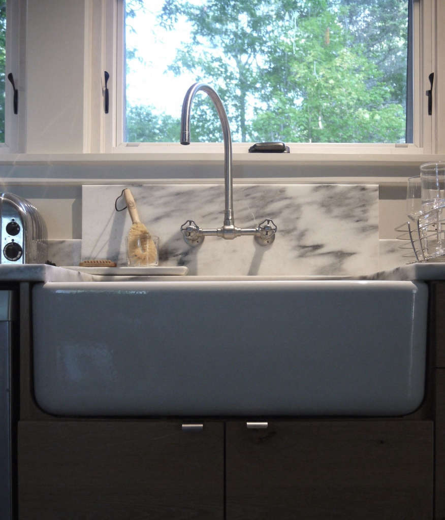blending modern and classic farmhouse appeal with the apron sink 15