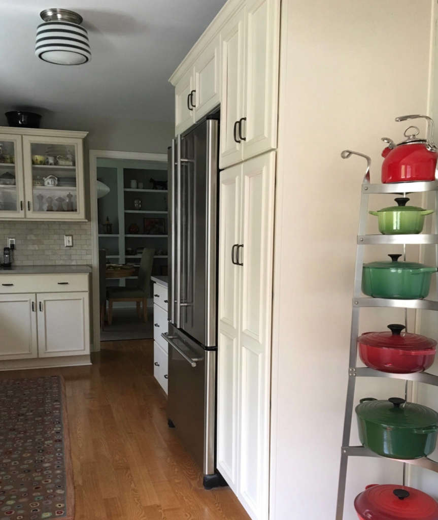 kitchen overview: the refrigerator  side 10