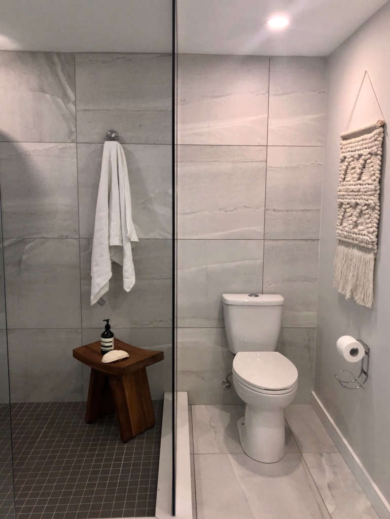 modern farmhouse bath   shower / toilet 13